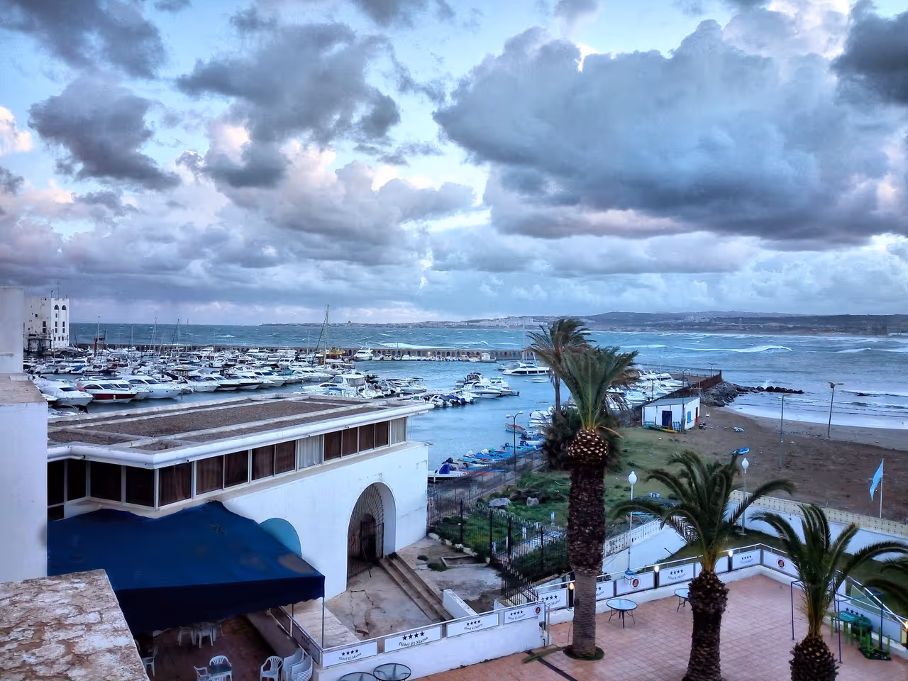 Mediterranean beachgoing in Algiers