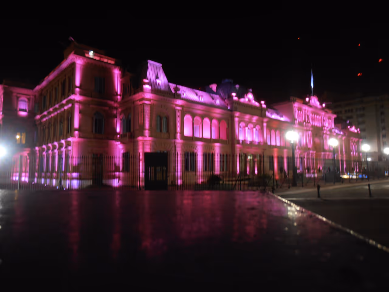 Visit the iconic casa rosada in Buenos aires