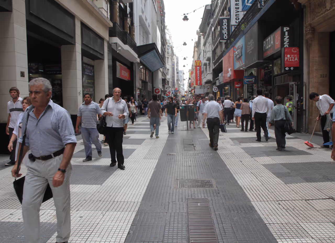 Microcentro pedestrian pulse stroll in Buenos aires