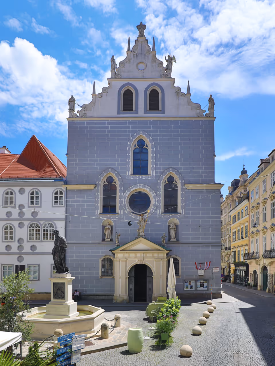 Northwest view of the Franciscan Church in Vienna.
