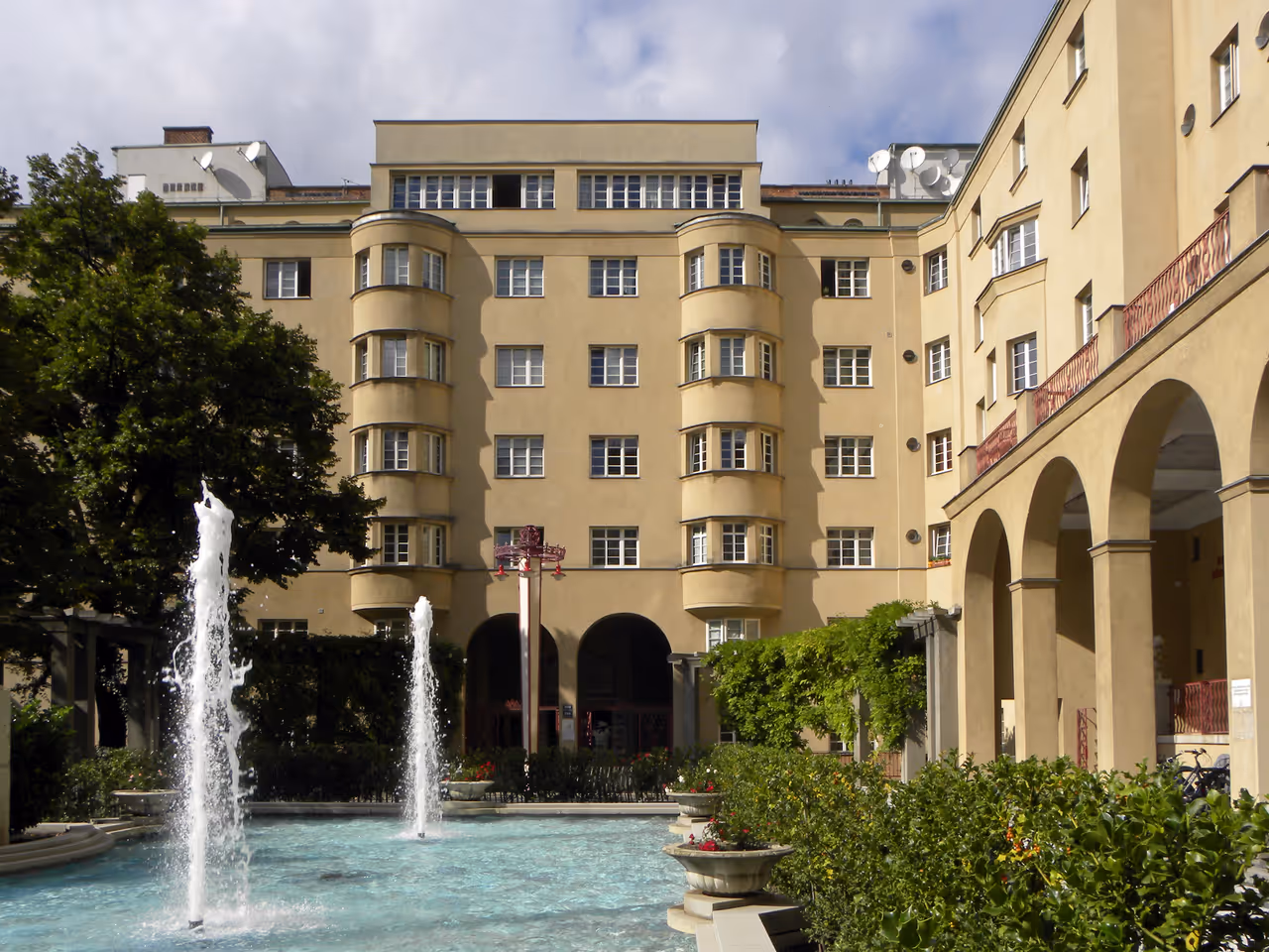 Red  architecture tour in Vienna