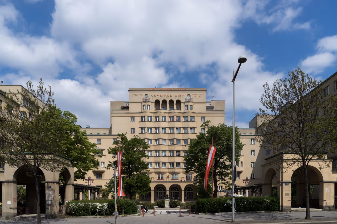 Red architecture tour in Vienna