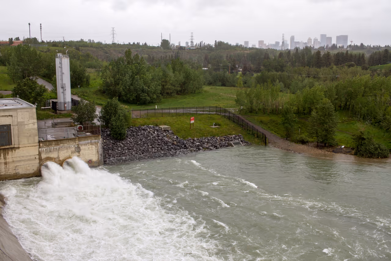 Glenmore reservoir loop cycling in Calgary