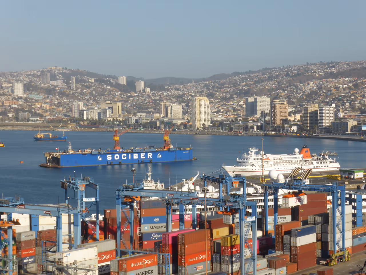 Sea kayaking in the bay in Valparaíso