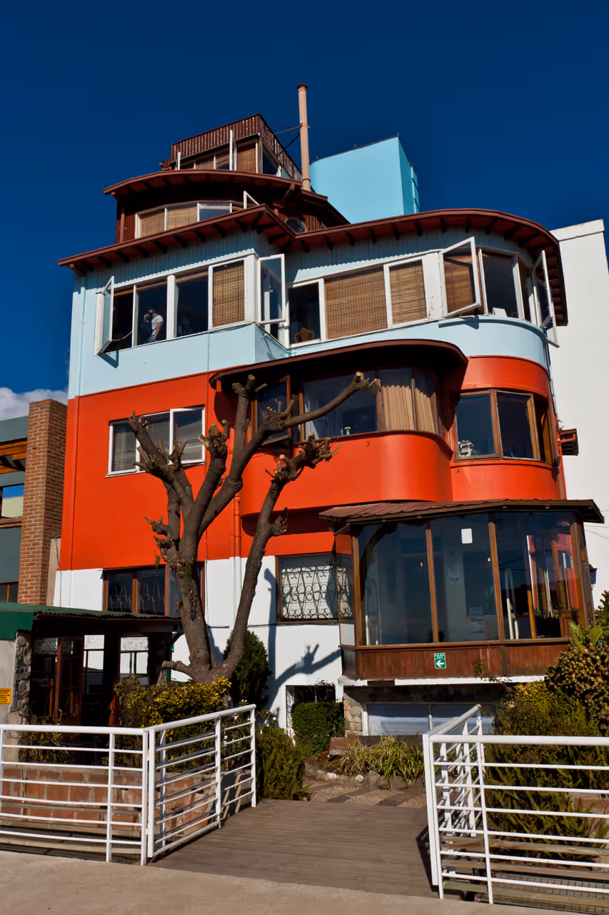 Explore la sebastiana house museum in Valparaíso
