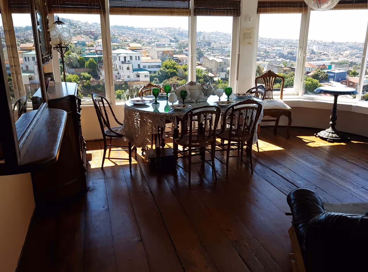 Explore la sebastiana house museum in Valparaíso