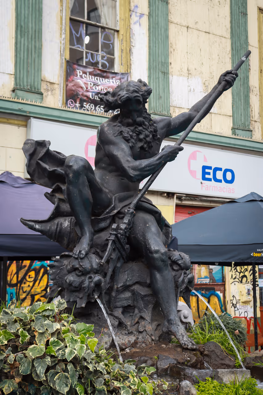 Ubicada en la Plaza Anibal Pinto in valparaíso