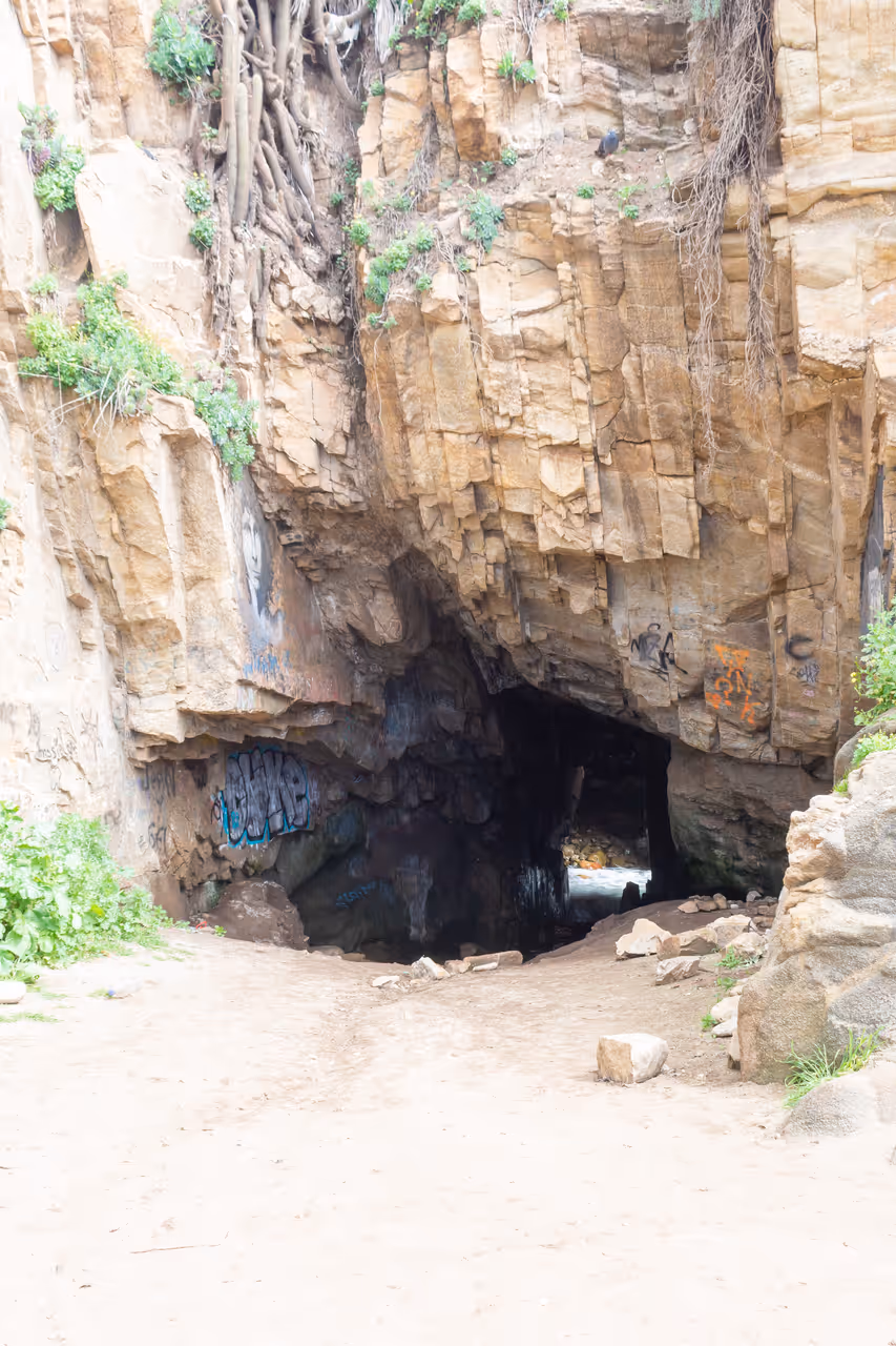Pirate's cave in Valparaíso