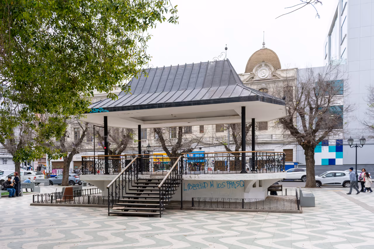 Explore the historic heart of plaza victoria in Valparaíso