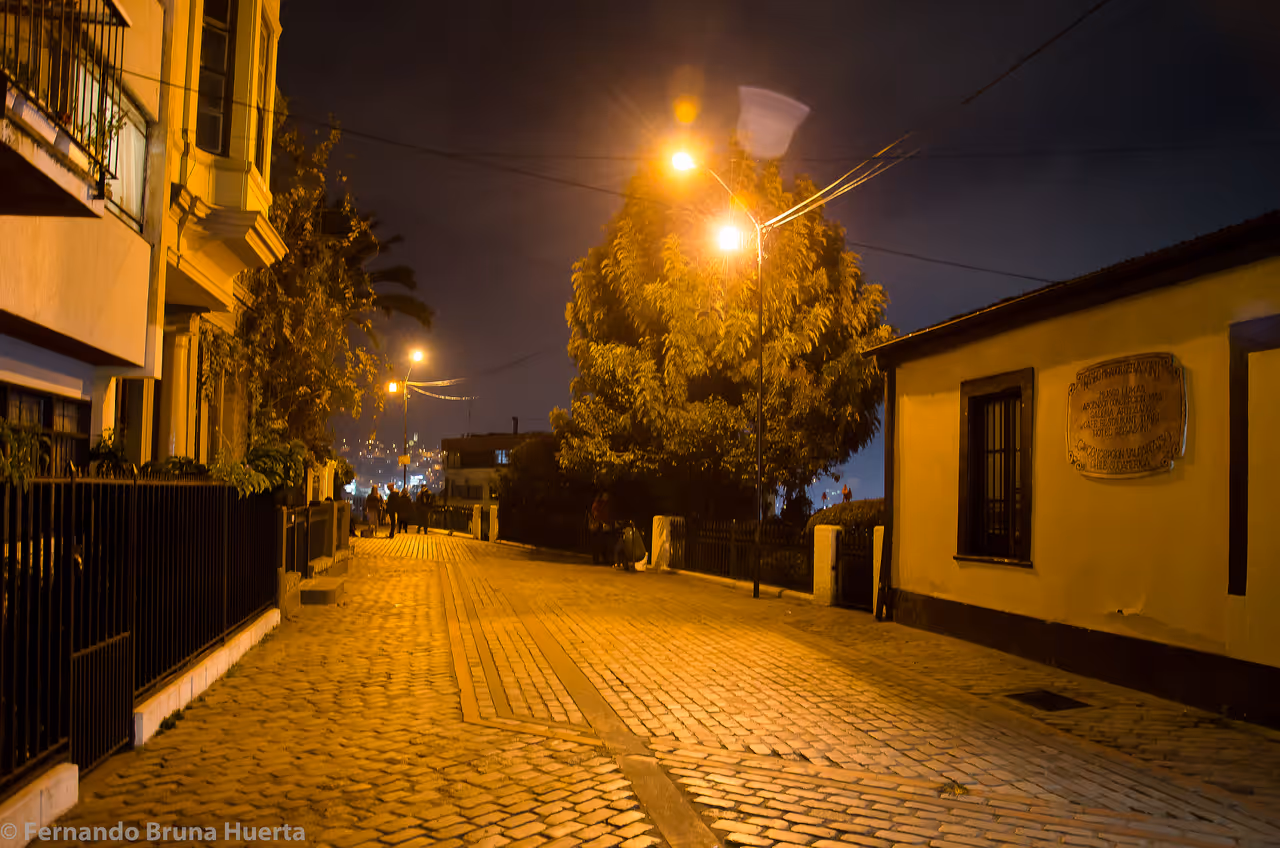 Gervasoni promenade at sunset in Valparaíso