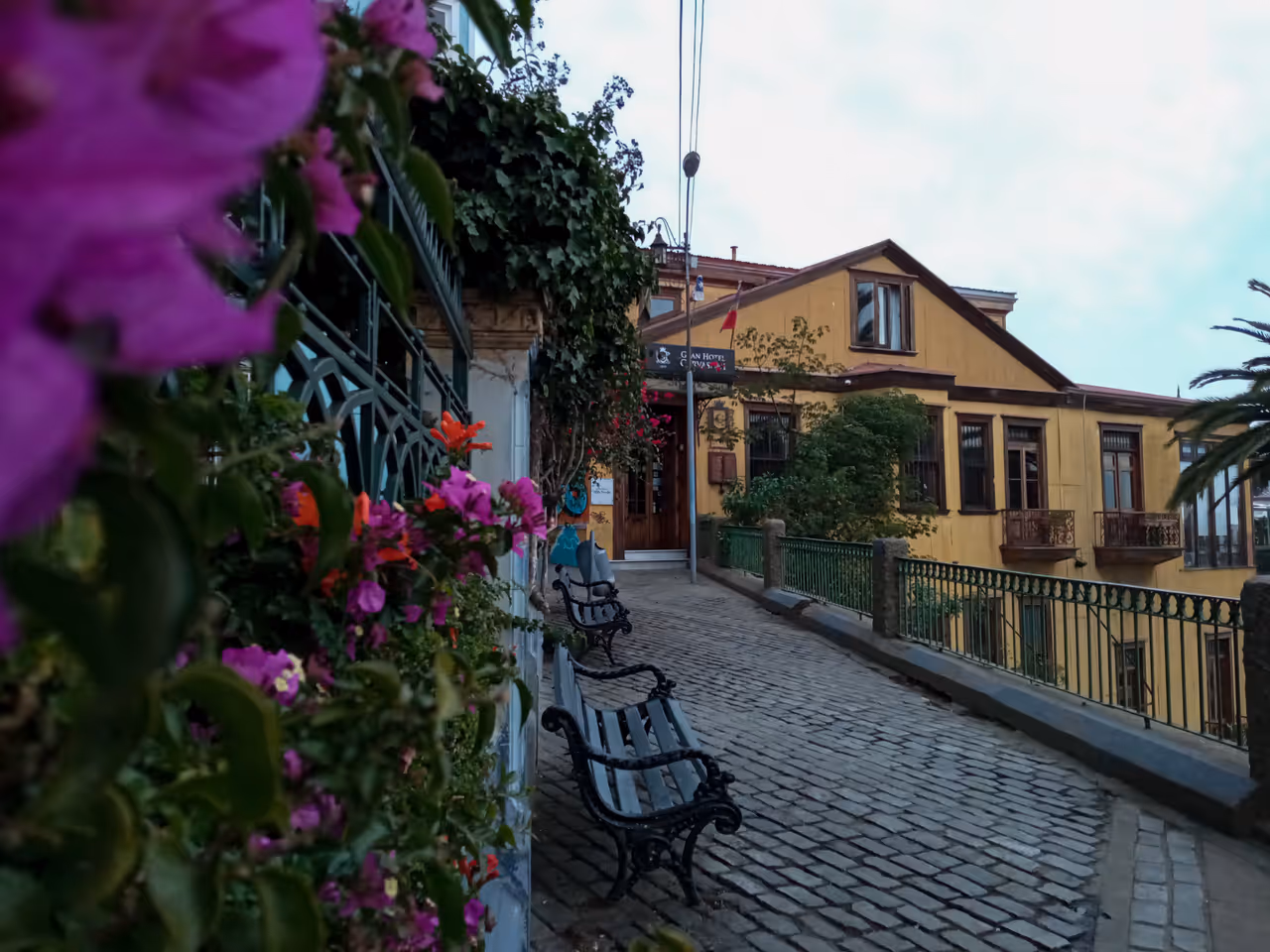 Gervasoni promenade at sunset in Valparaíso