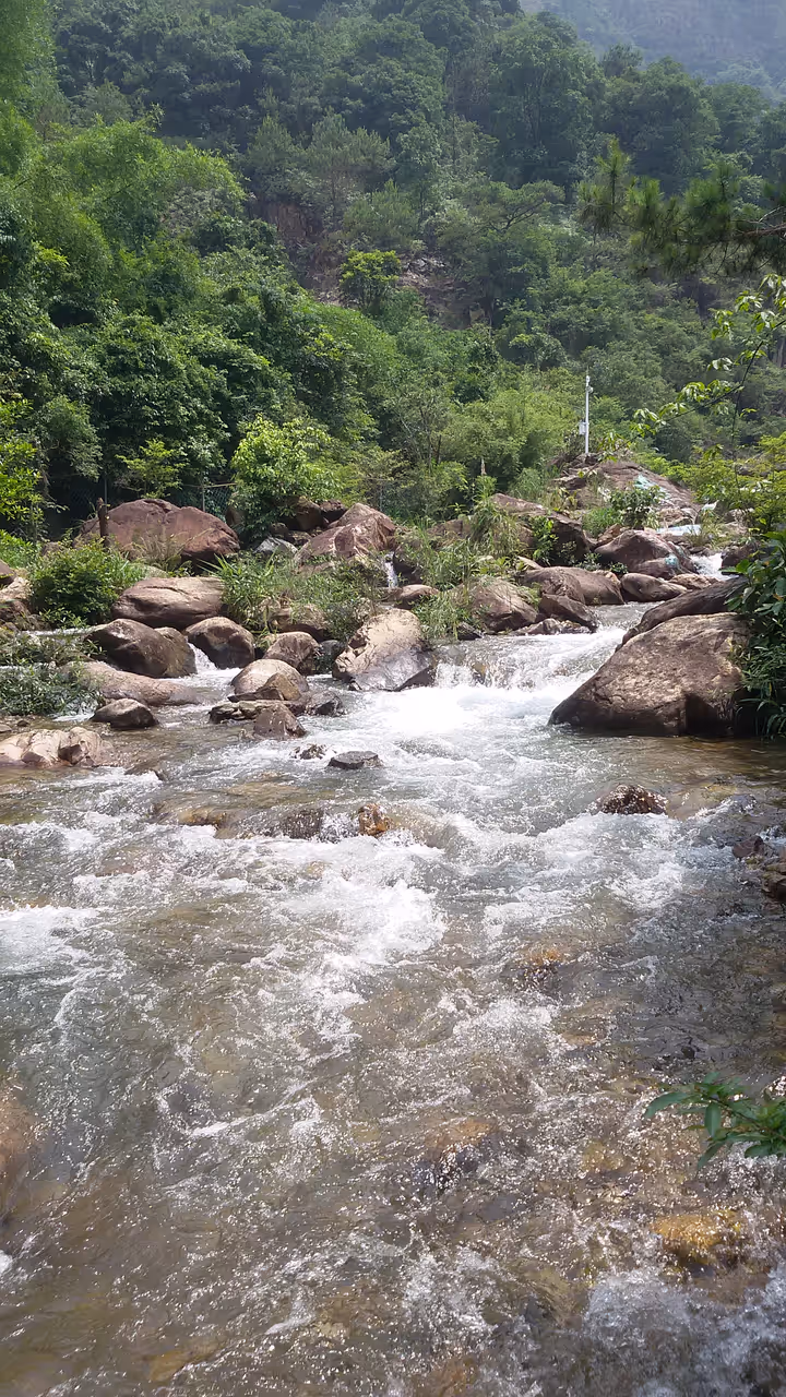 Climbing baishuizhai waterfall in Guangzhou
