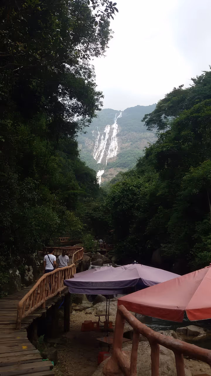 Climbing baishuizhai waterfall in Guangzhou