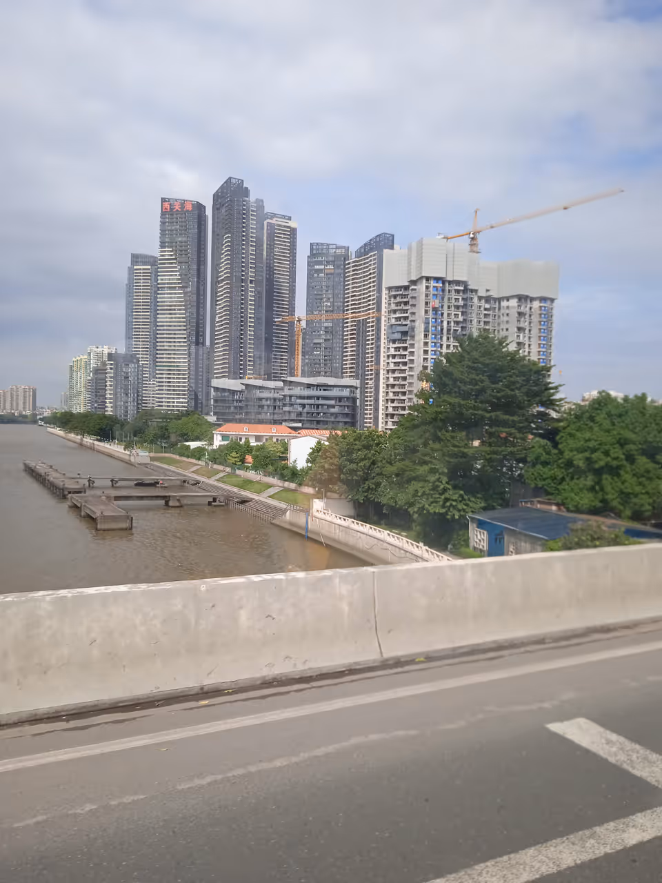 Cycling the pearl river banks in Guangzhou