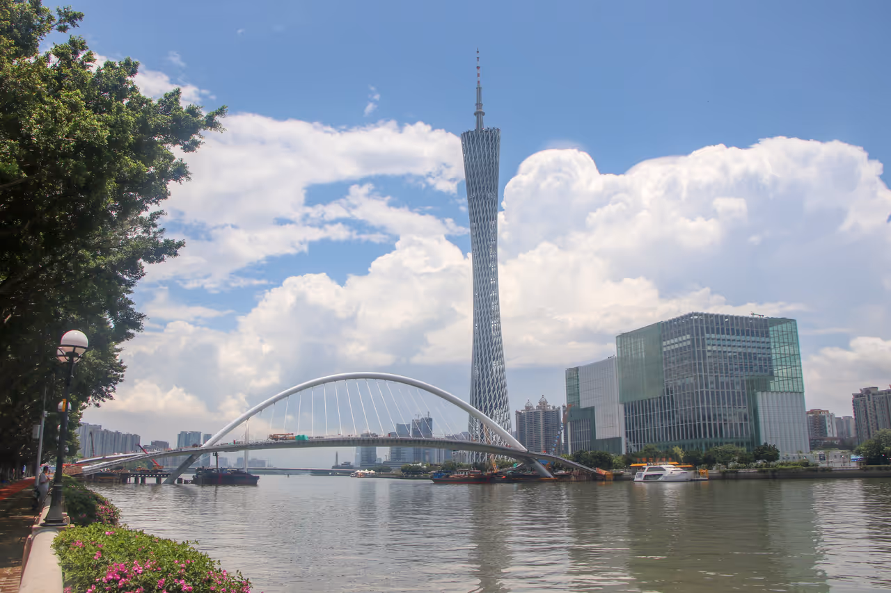 Cycling the pearl river banks in Guangzhou