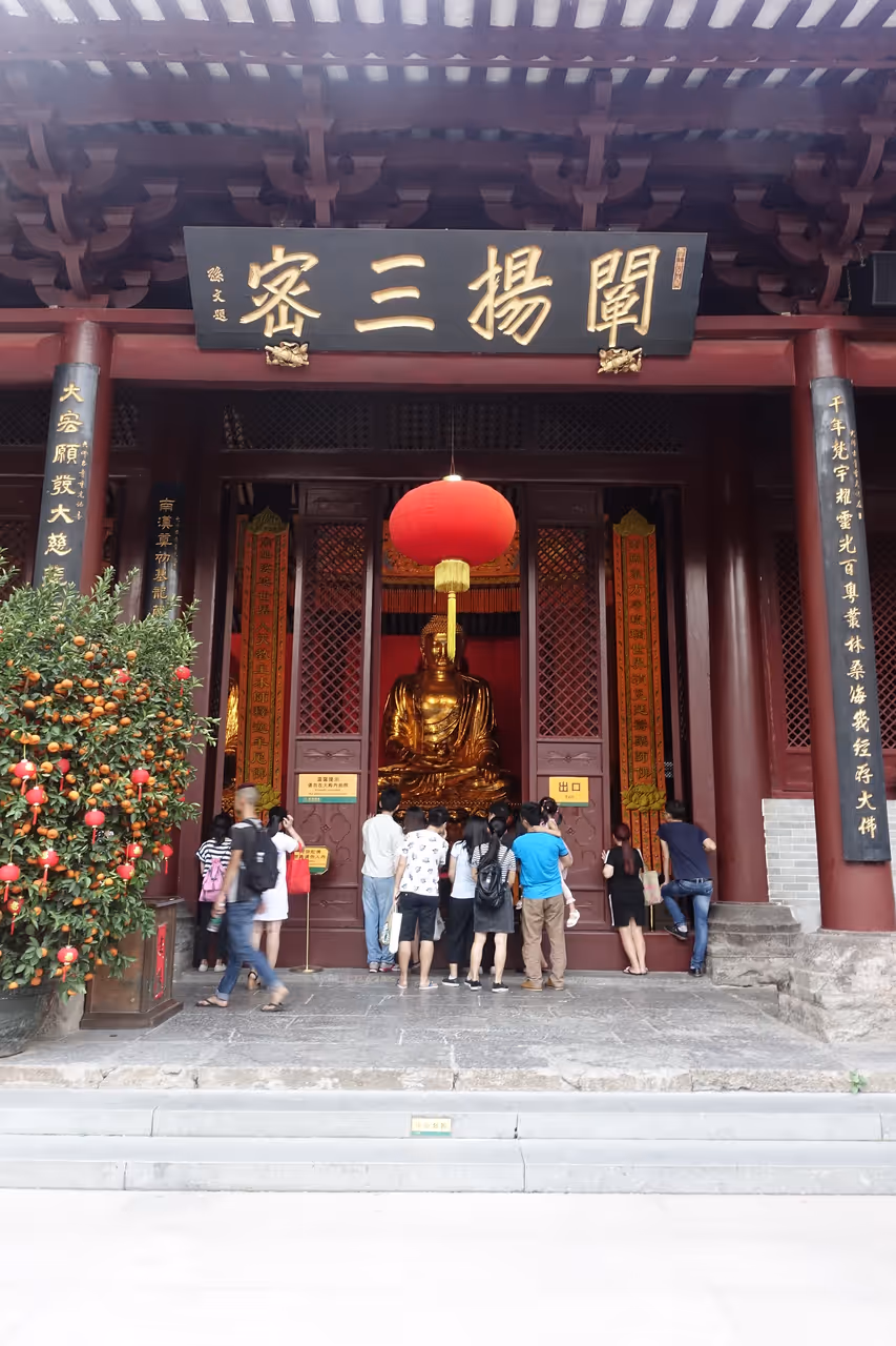 A hall in the Temple of the Six Banyan Trees