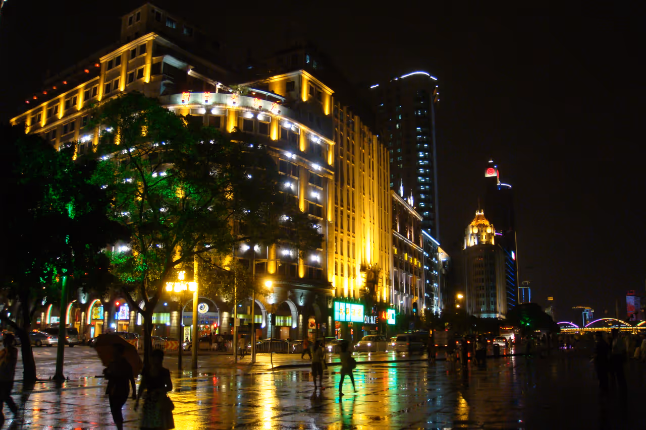 night landscape alongside the Pearl River in guangzhou