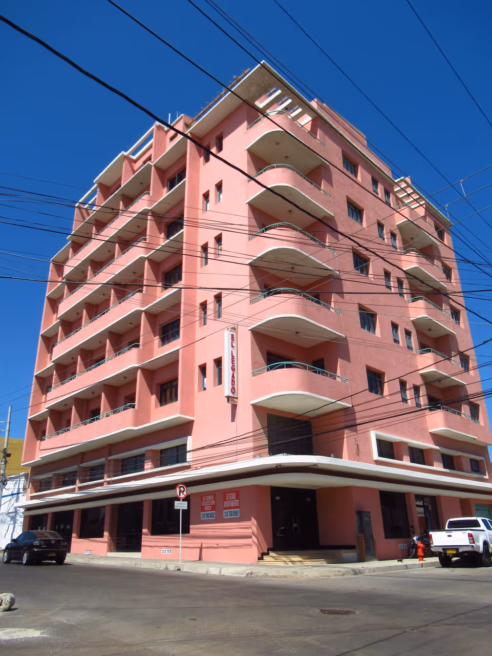 An example of Art Deco architecture in Barranquilla, showing a pink building
