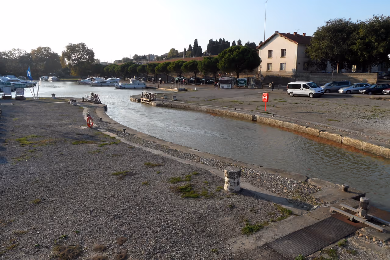 Watching the canal locks free activity, Carcassonne