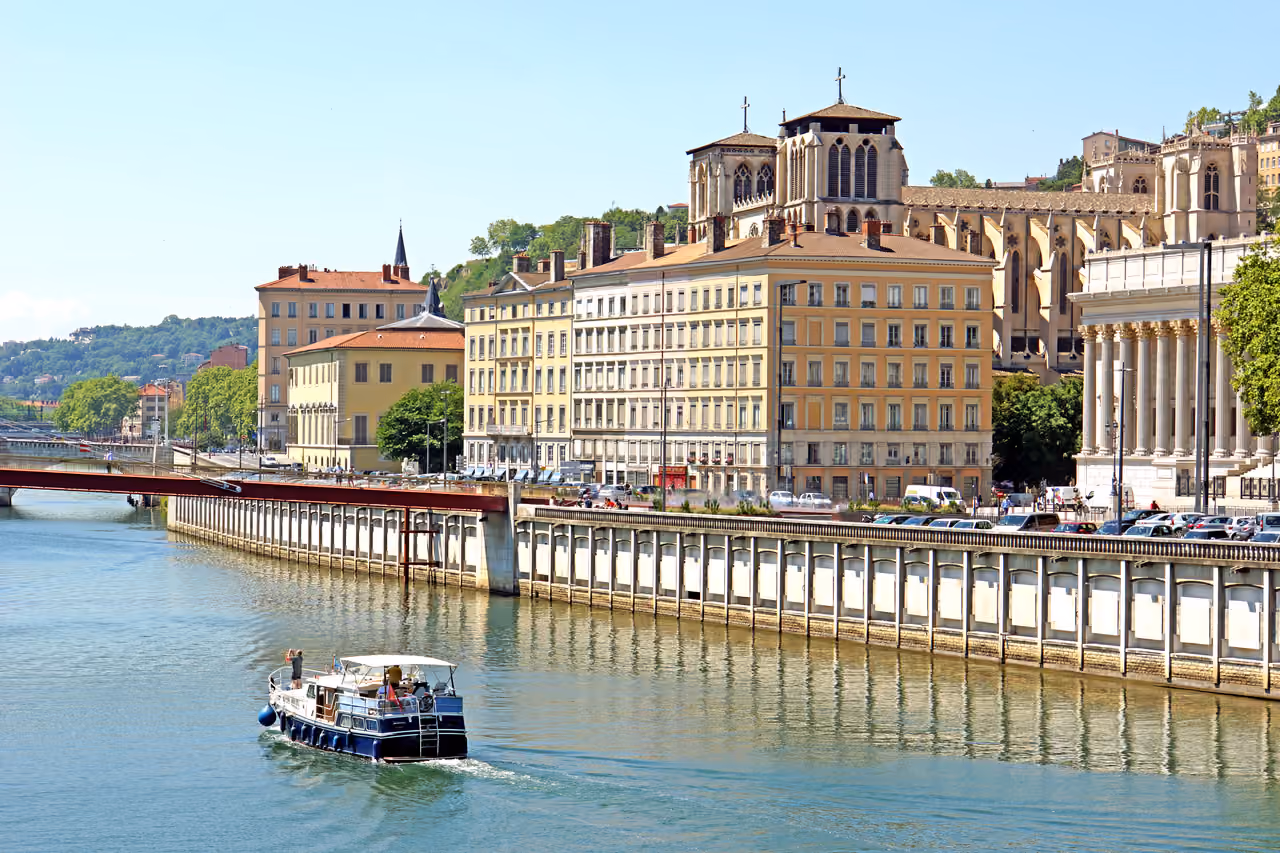 River cruising on the saône, Lyon