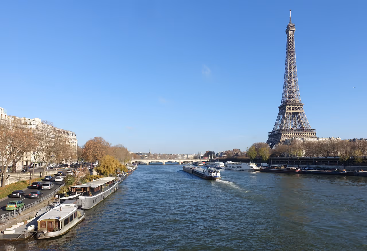 Cycling the seine banks in Paris