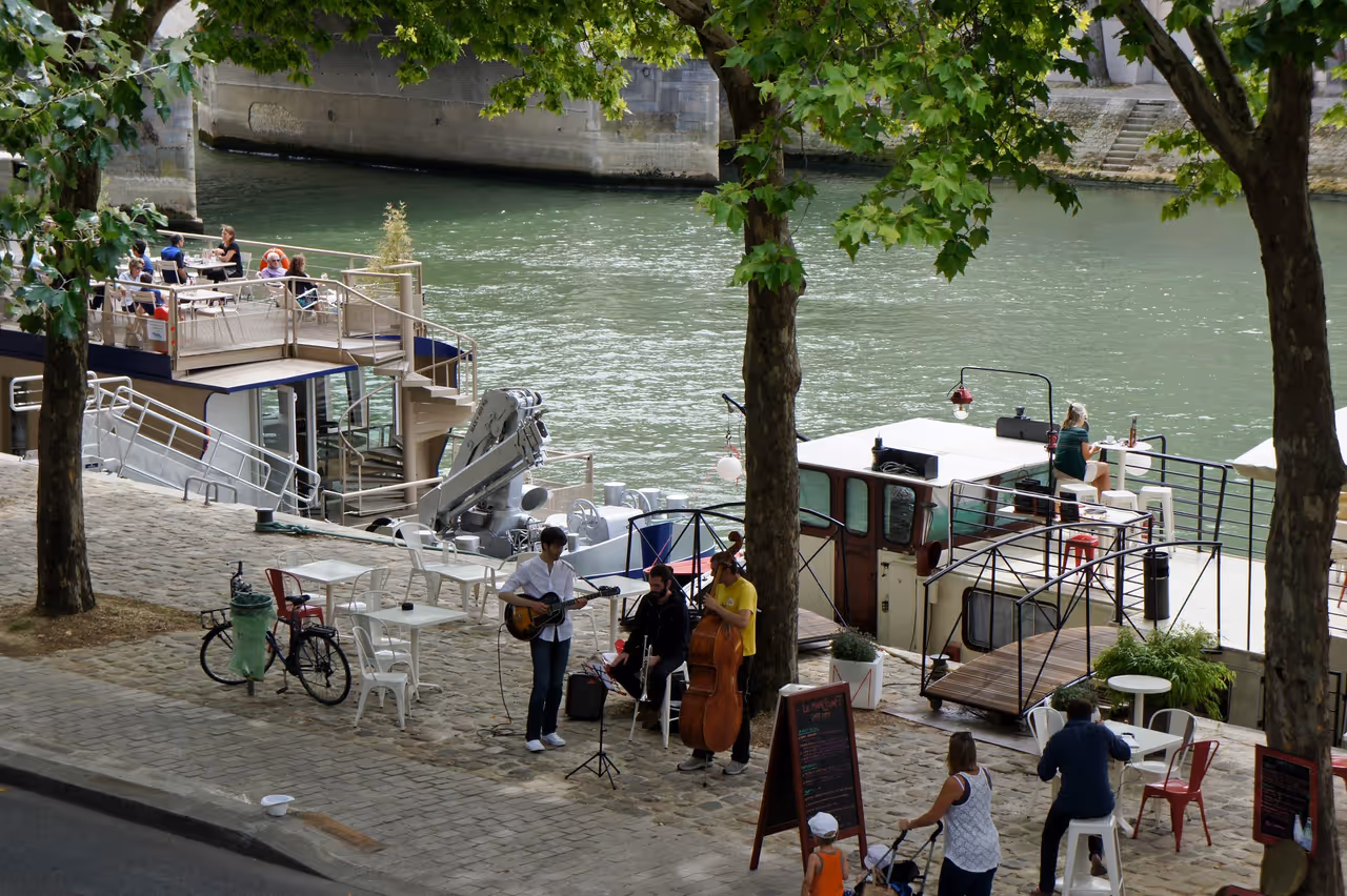 Cycling the seine banks in Paris