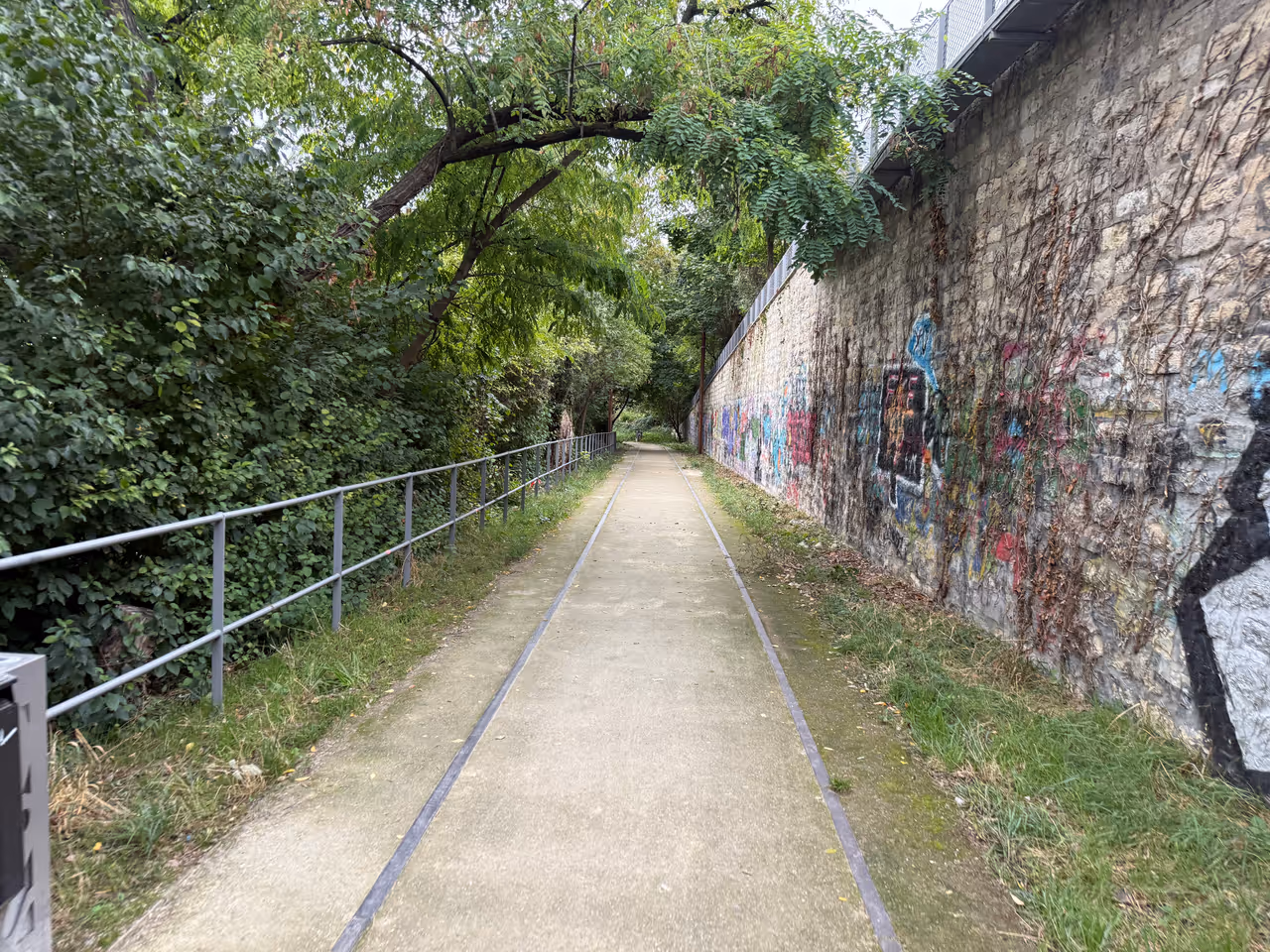 Hiking the petite ceinture in Paris