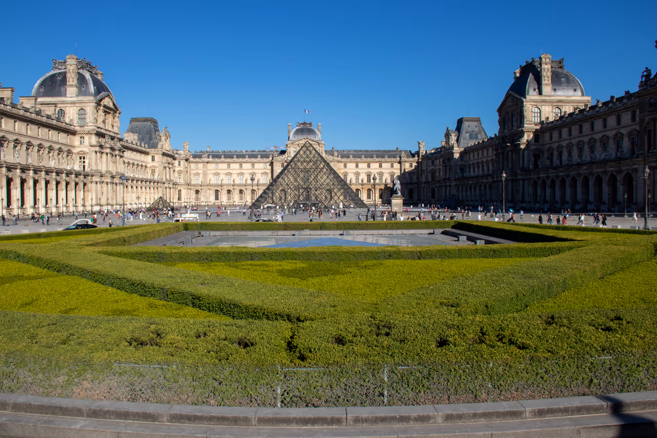  Cour Napoléon pyramid in summer