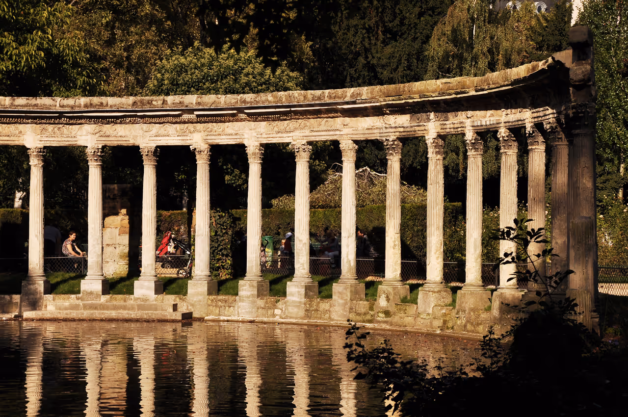 Pond of the Parc Monceau in Paris
