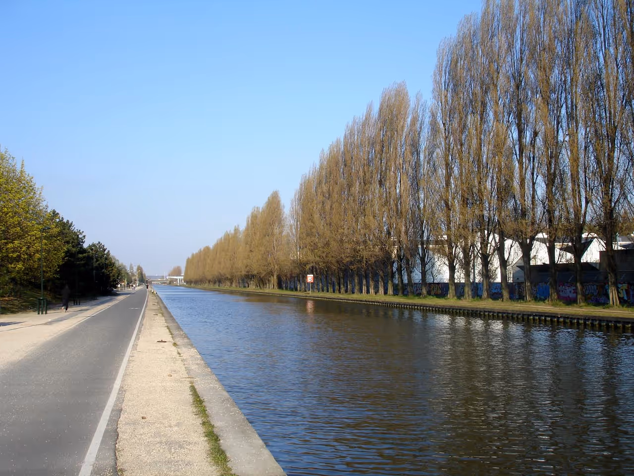 Canal de l'ourcq trail cycling in Paris