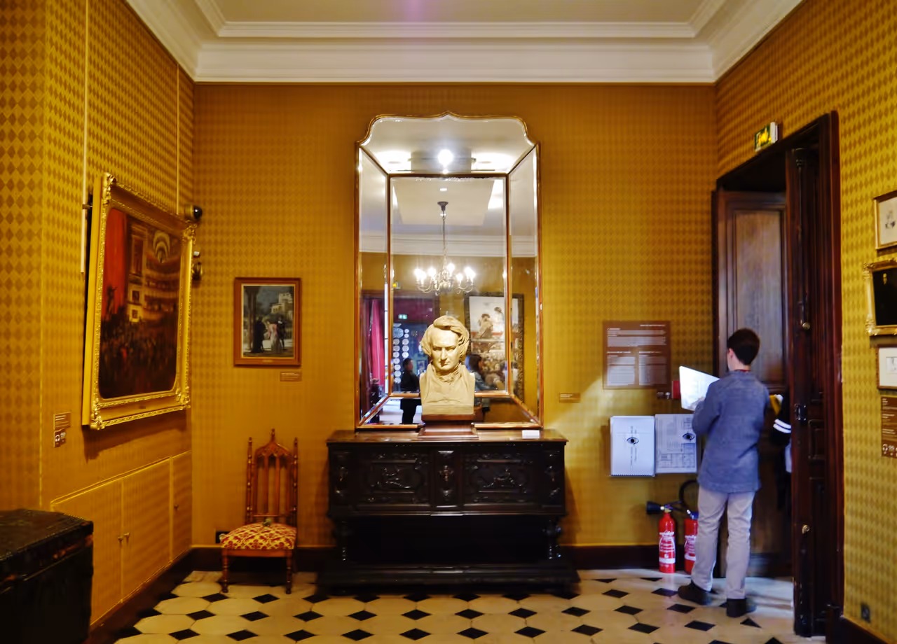 Discover the maison de victor hugo free activity in Paris