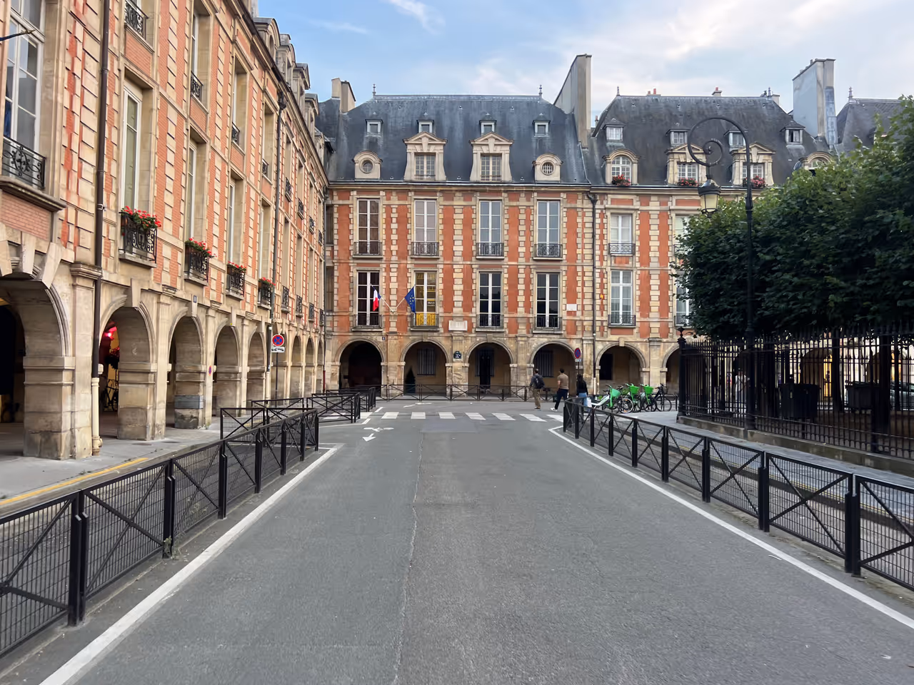 Discover the maison de victor hugo free activity in Paris