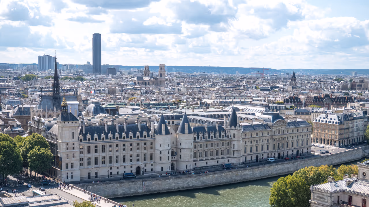 Be dazzled by sainte-chapelle in Paris