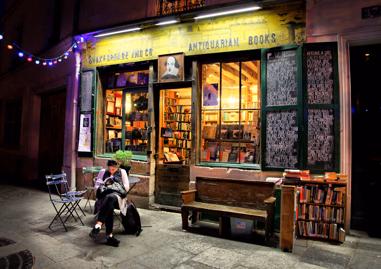 Browse shakespeare and company in Paris