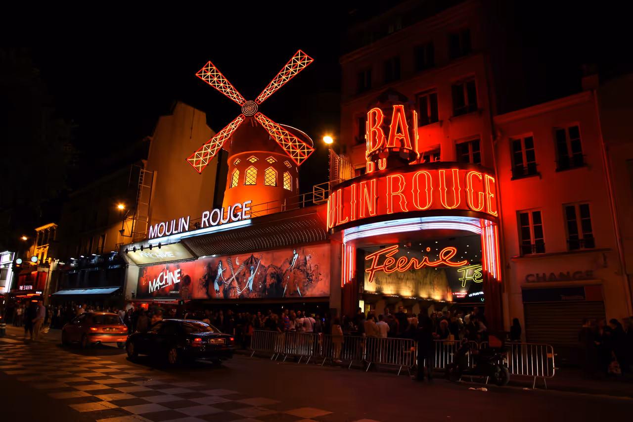 Experience the moulin rouge in Paris