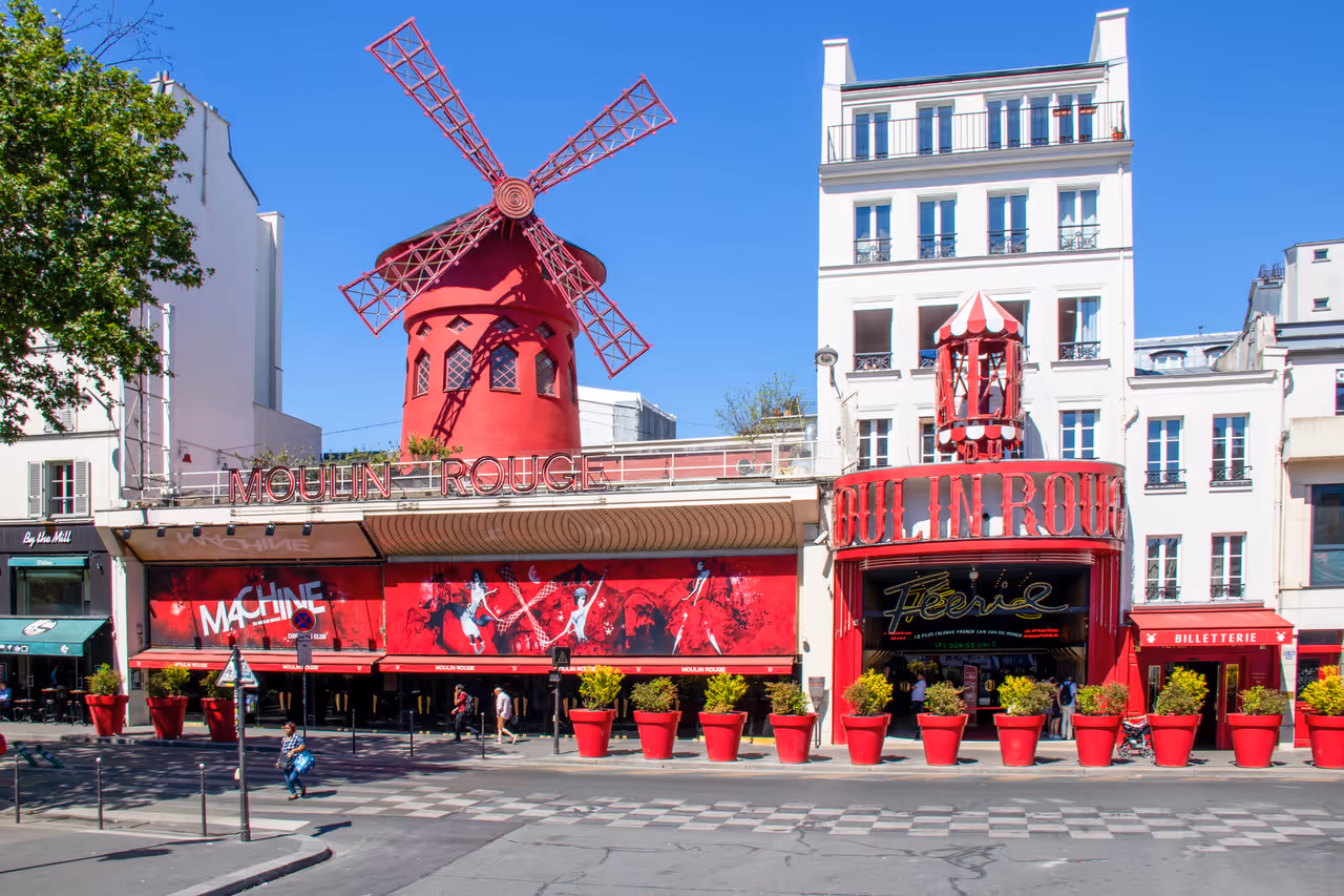 Experience the moulin rouge in Paris