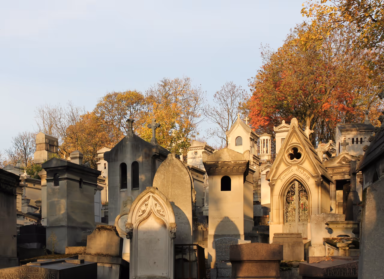 Tombs at the père lachaise in Paris