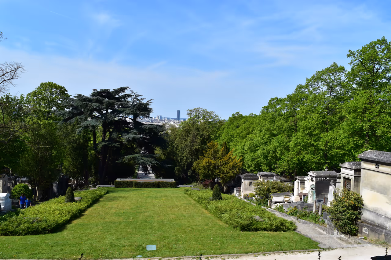 Wander through père lachaise in Paris