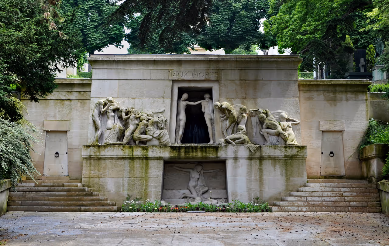 Wander through père lachaise in Paris