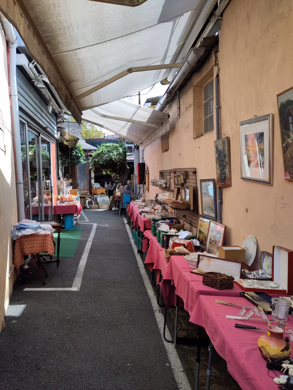 Saint-ouen flea market market in Paris