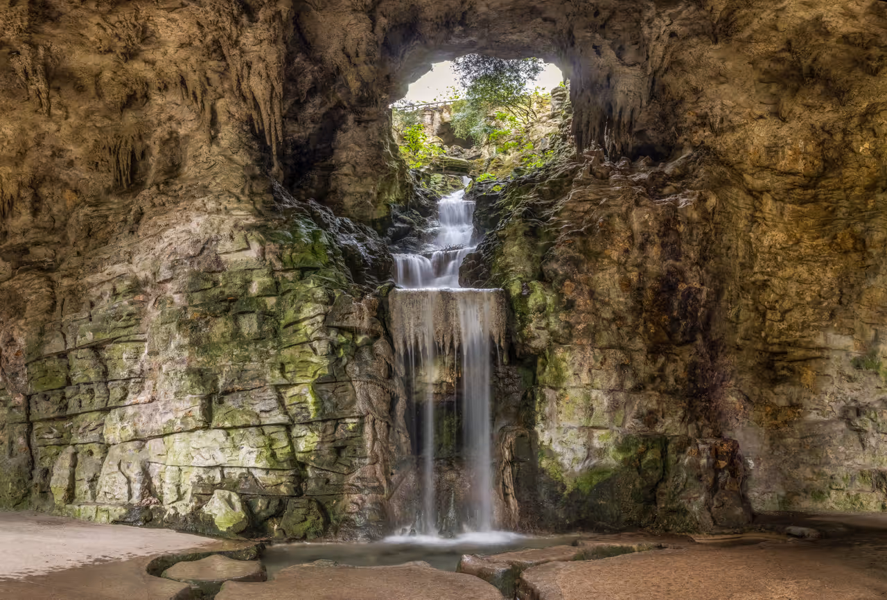 Waterfall in the Parc des buttes-chaumont in Paris