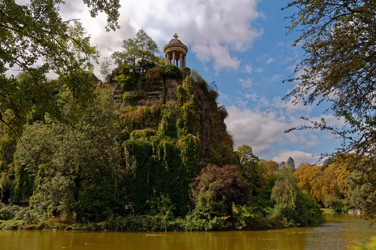 Parc des buttes-chaumont in Paris