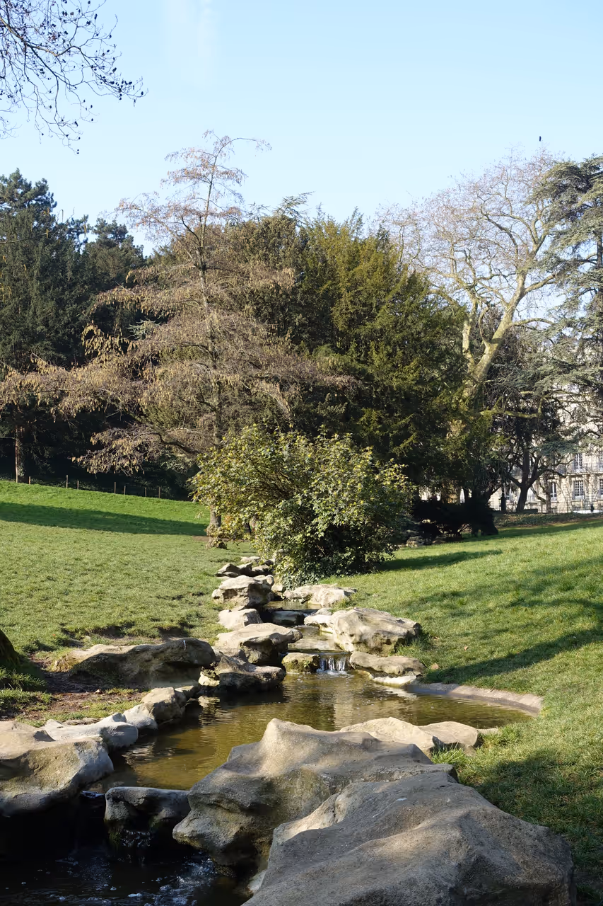 Small stream Parc des buttes-chaumont in Paris