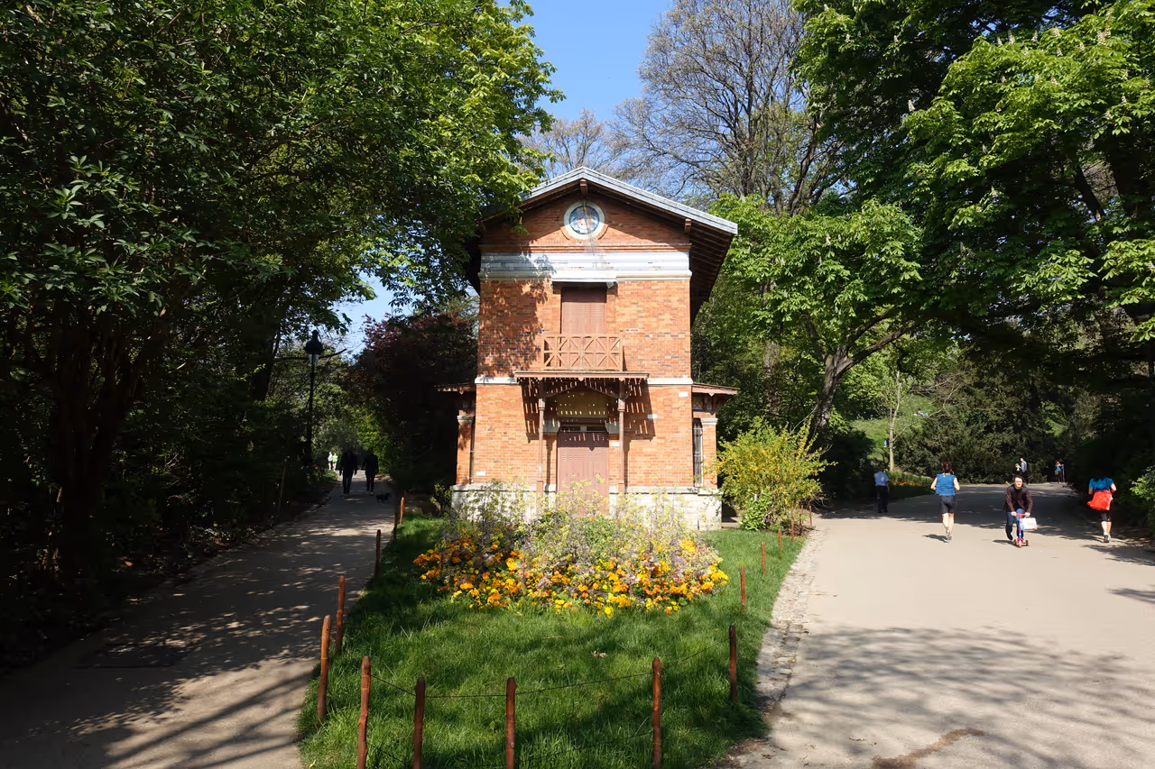 Parc des buttes-chaumont in Paris