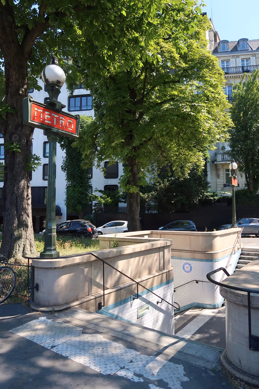 Art nouveau architecture hunt tour in Paris