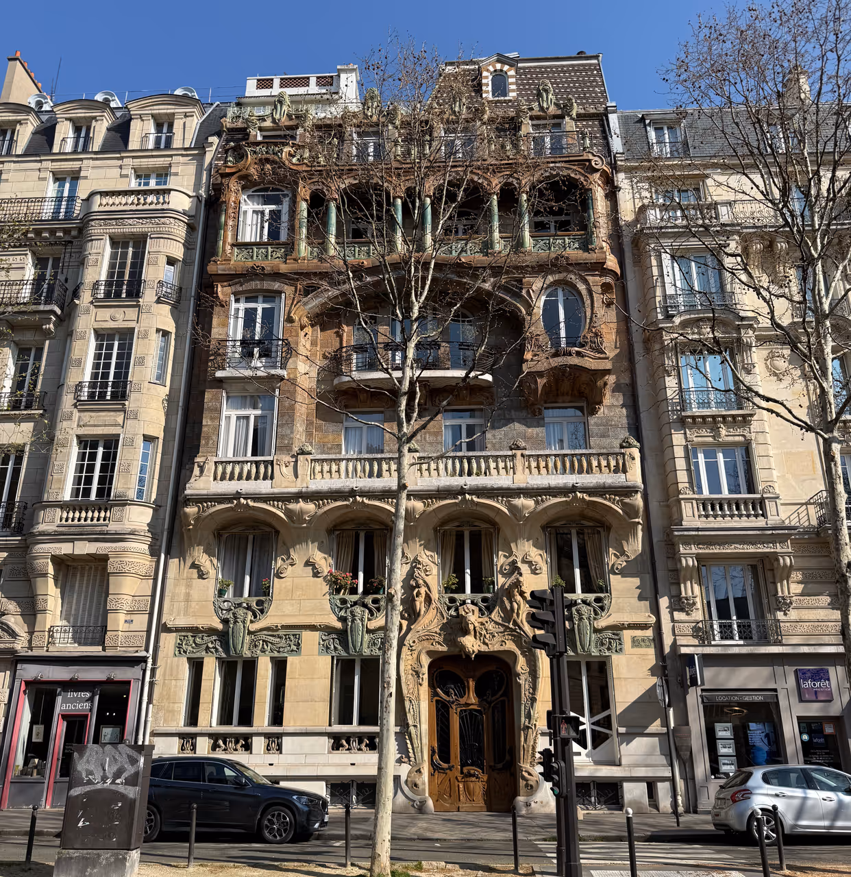 Art nouveau architecture hunt tour in Paris