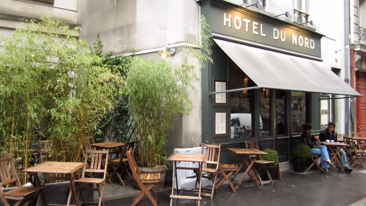 Canal saint-martin promenade stroll in Paris