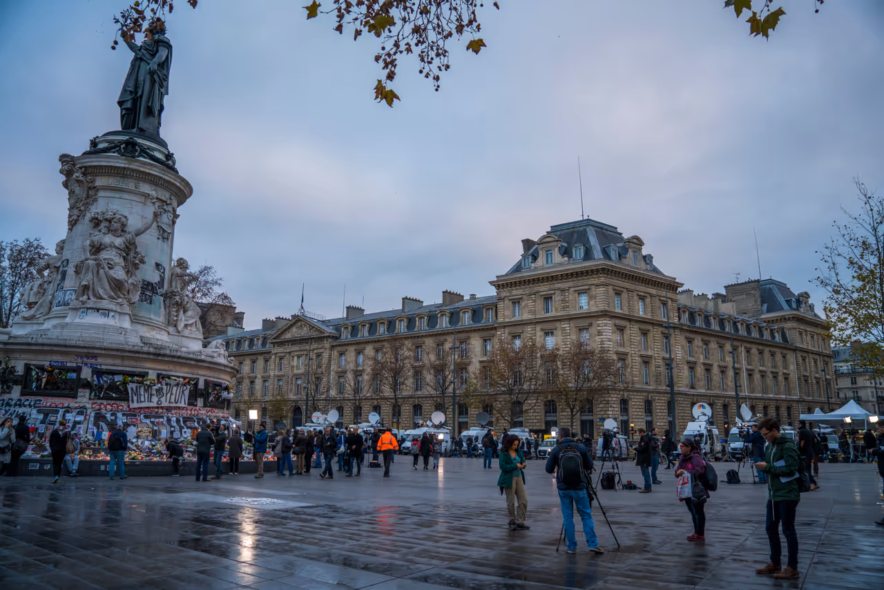 Canal saint-martin promenade stroll in Paris