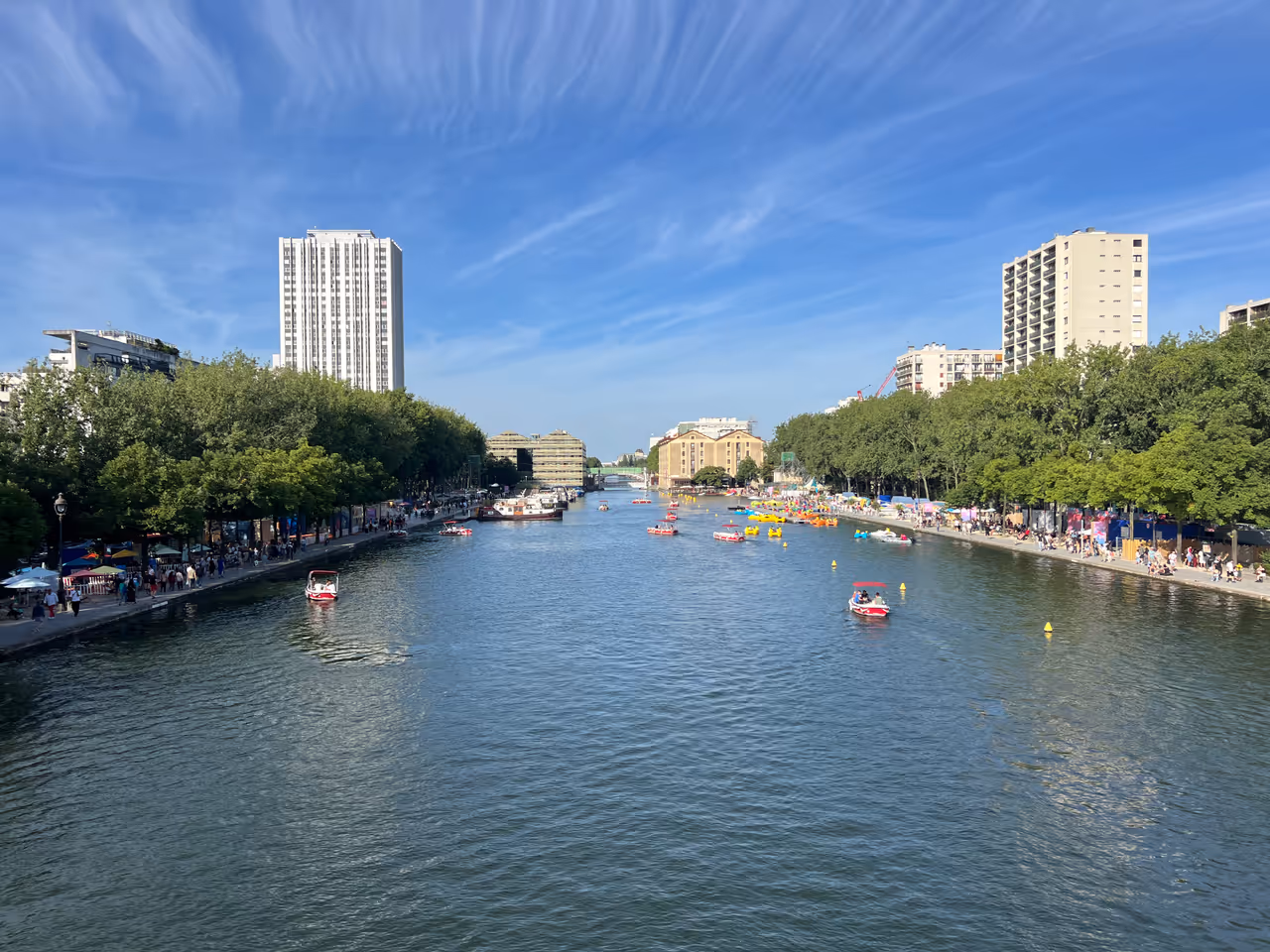 Canal saint-martin promenade stroll in Paris