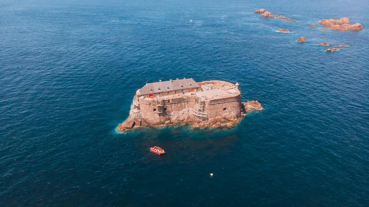 Saint-Malo, La Conchée seen from the air, a small red water taxi approaching